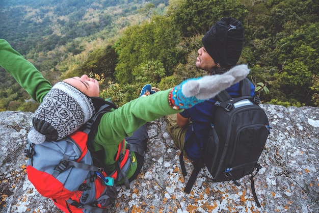 写真 冬の木の間で通りを歩く人々の後ろの景色