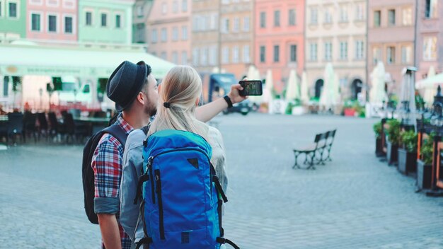 写真 街で歩いている人々の後ろの景色