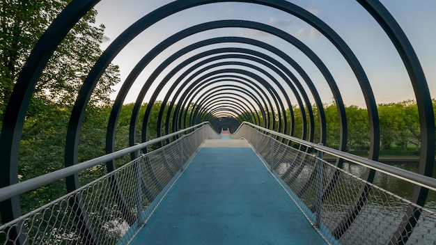 写真 天空を背景に歩道橋の人物の後ろの景色