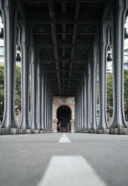 写真 橋の上を歩いている人の後ろの景色