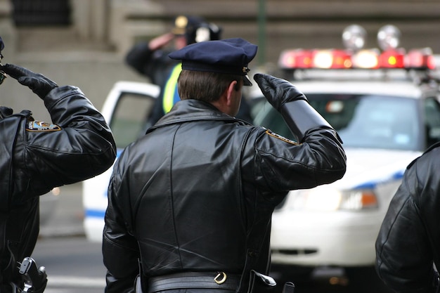 写真 警察官の後ろの姿