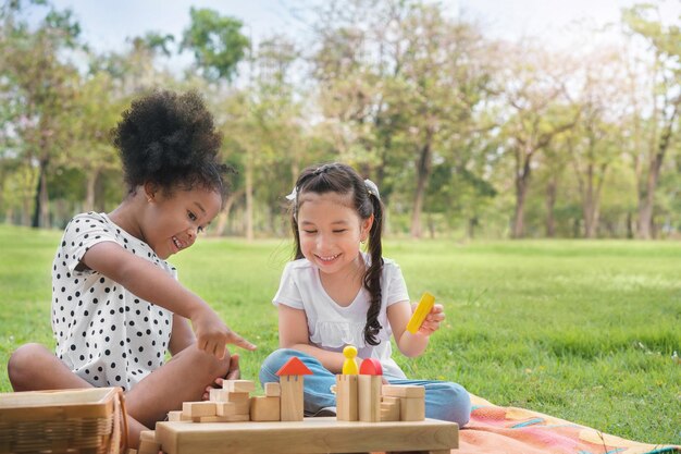 写真 笑顔の女の子がおもちゃと一緒に座っている後ろの景色