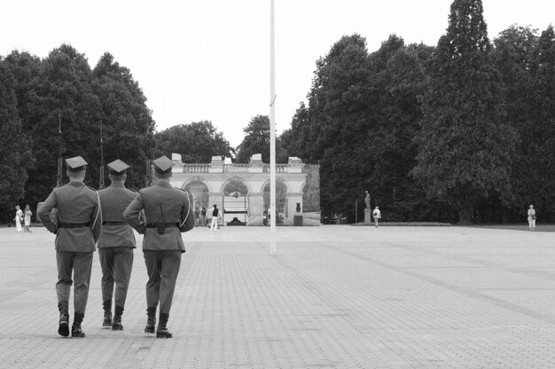 Фото Сзади солдаты маршируют по тропинке