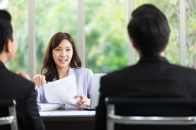 写真 テーブルに座っている2人の女性の後ろの景色