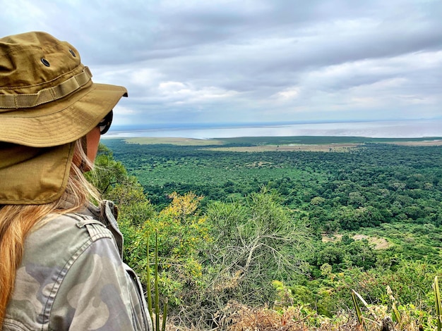 写真 景色と空を背景にした女性の後ろの景色