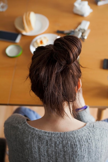 写真 家にいる女性の後ろの景色