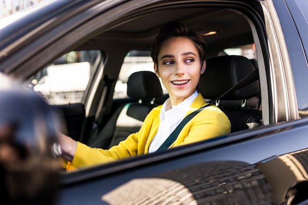 写真 車を運転している女性の後ろの景色