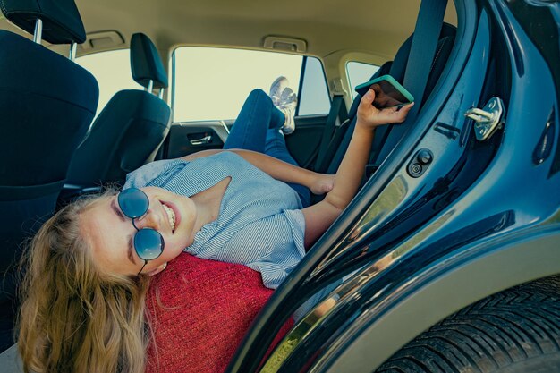 写真 車を運転している女性の後ろの景色