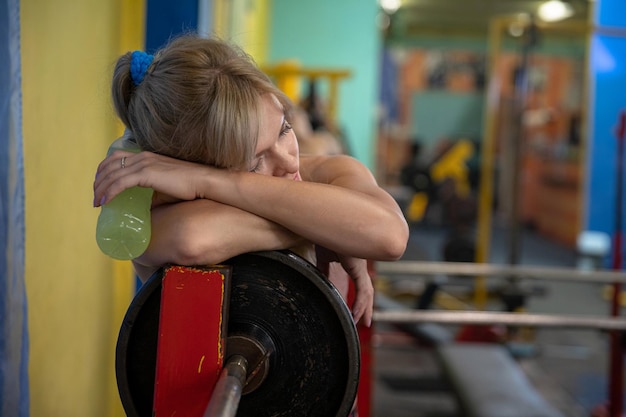 Фото Задний вид женщины, занимающейся физкультурой в тренажерном зале