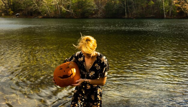 写真 水中の女性の後ろの景色