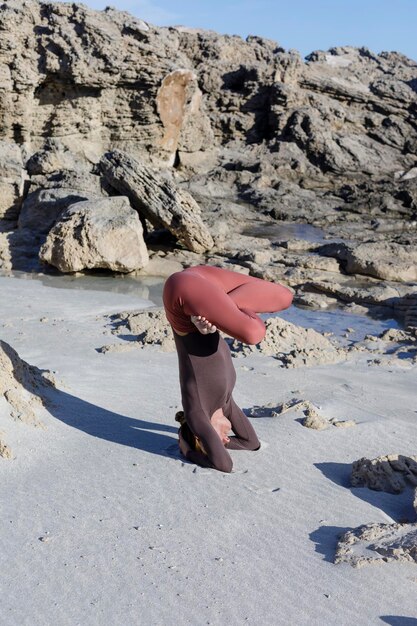 写真 ビーチでジャンプしている女性の後ろの景色