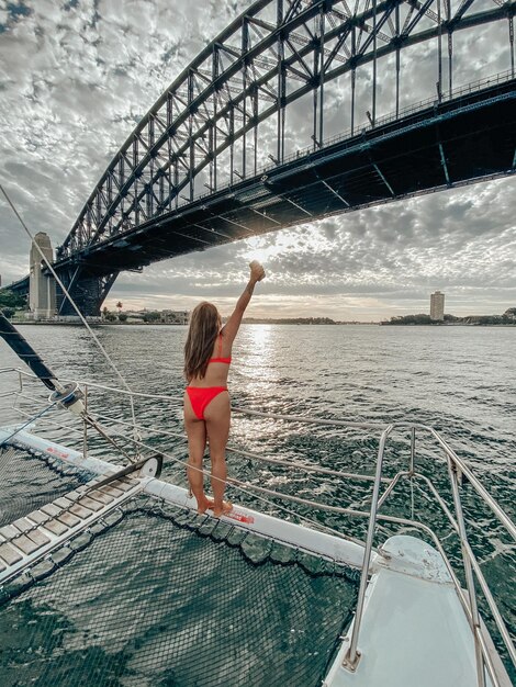 Фото Задний вид женщины на мосту на фоне неба