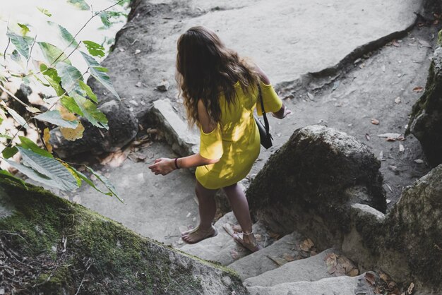 写真 階段の上にいる女性の後ろの景色