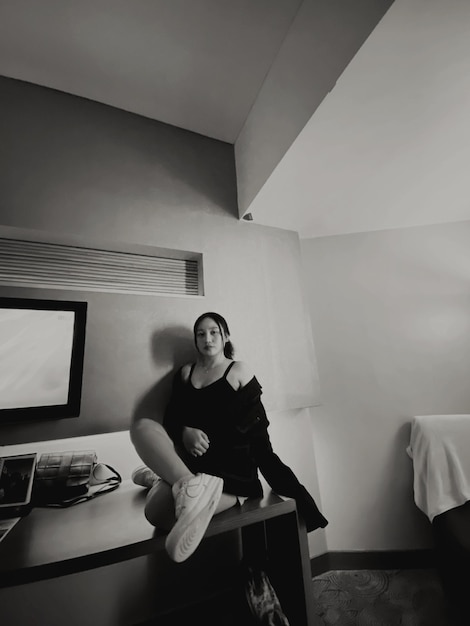 Фото Задний вид женщины, сидящей дома