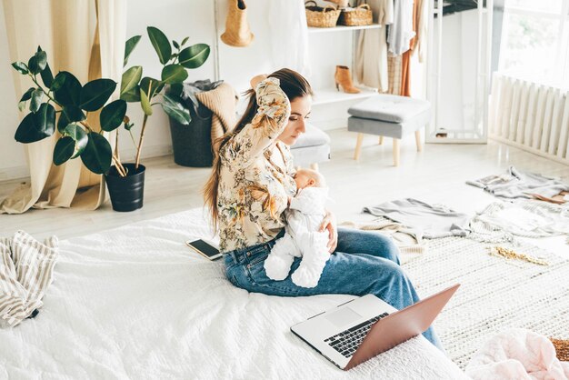 写真 家のベッドに座っている女性の後ろの景色