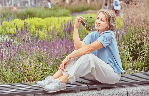 写真 フィールドに座っている女性の後ろの景色