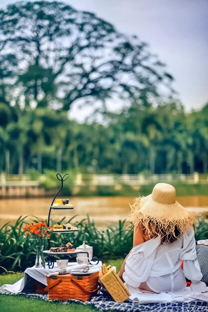 写真 ガーデンフォールに座っている女性の後ろの景色