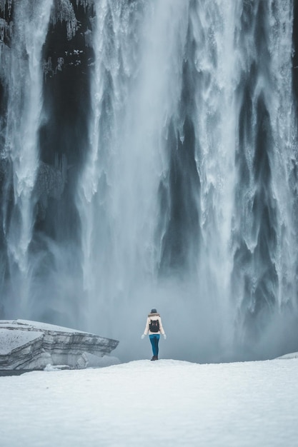 写真 の向こうに立っている女性の後ろの景色