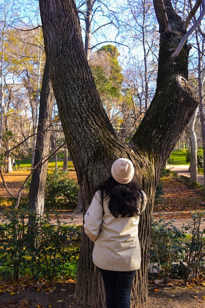 사진 공원 에서 나무  ⁇  에 서 있는 여자 의 뒷면