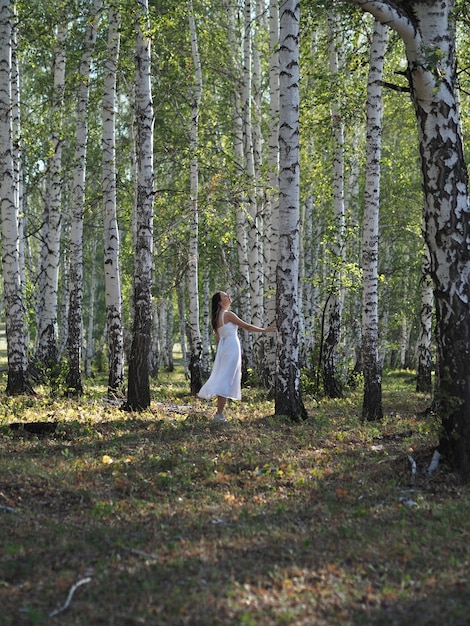 写真 森に立っている女性の後ろの景色