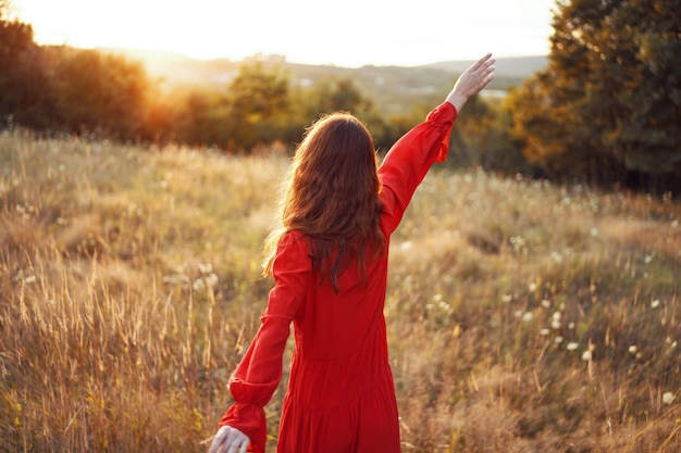 写真 フィールドに立っている女性の後ろの景色