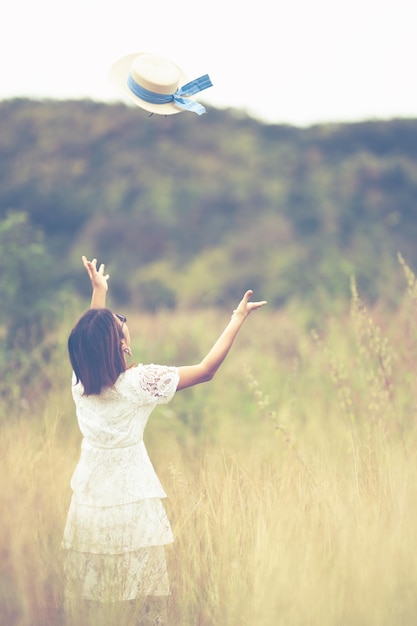 写真 フィールドに立っている女性の後ろの景色