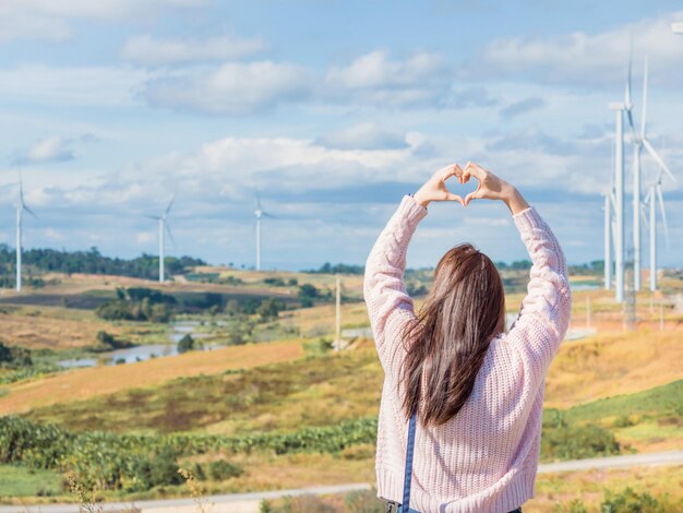 写真 空の向こうの風景に立っている女性の後ろの景色