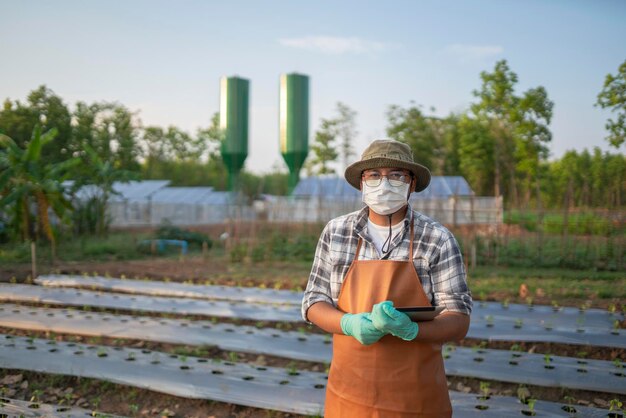 사진 철도 트랙 에 서 있는 여자 의 뒷면