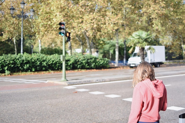 写真 道路に立っている女性の後ろの景色