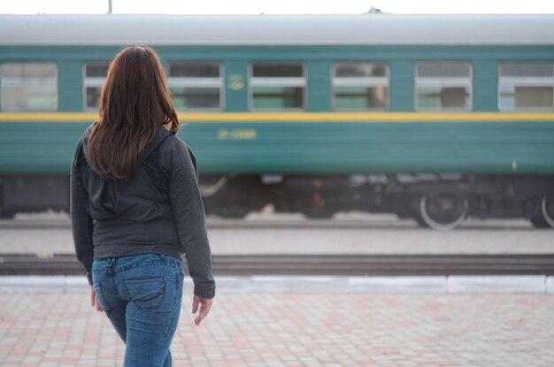 사진 기차역 에서 열차 에 서 있는 여자 의 뒷면