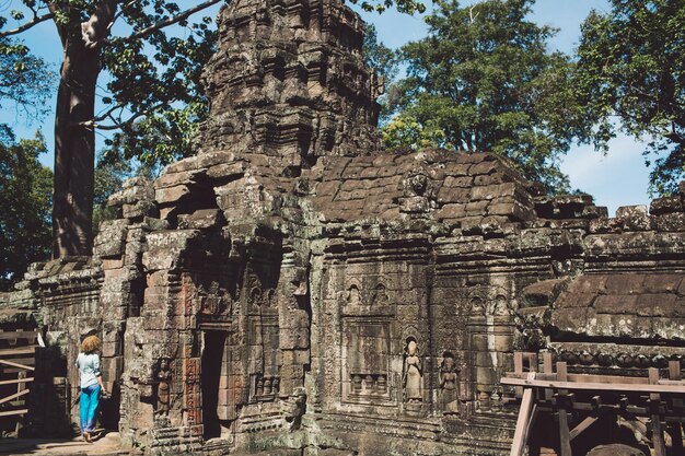 写真 寺院 の 外 に 立っ て いる 女 の 後ろ の 景色