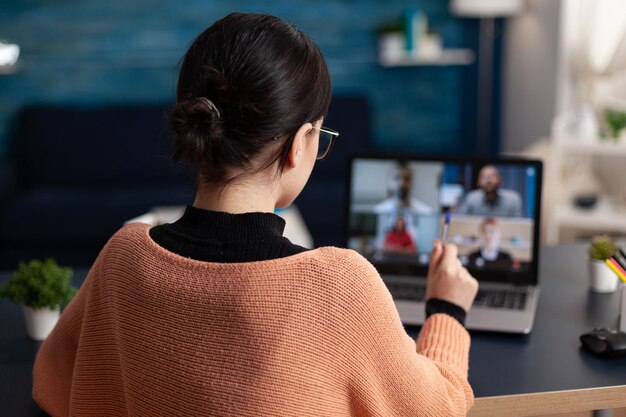 写真 携帯電話を使っている女性の後ろの景色