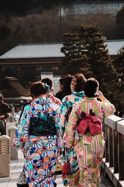 写真 寺院で歩いている女性の後ろの景色