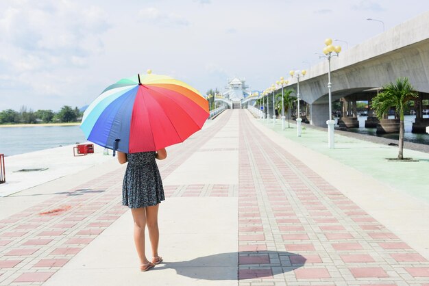 写真 歩道を歩く女性の後ろの景色