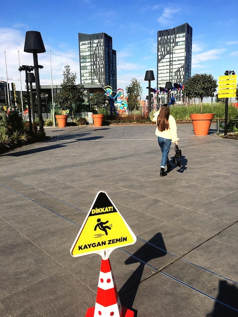 写真 歩道を歩く女性の後ろの景色