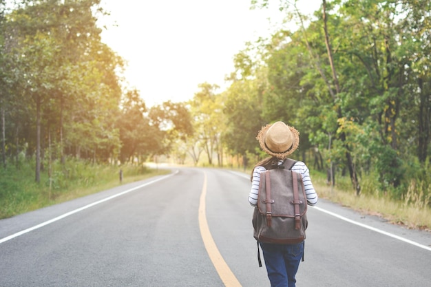 写真 道路を歩く女性の後ろの景色