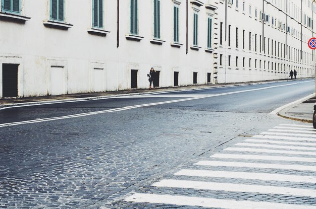 写真 通りに歩いている女性の後ろの景色