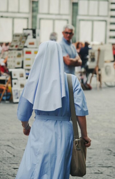 写真 街を歩いている女性の後ろの景色