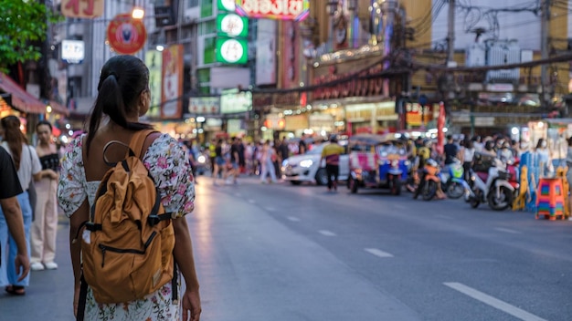 写真 通りを歩く女性の後ろの景色