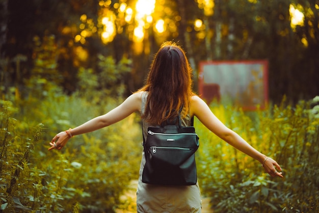 写真 歩いている女性の後ろの景色