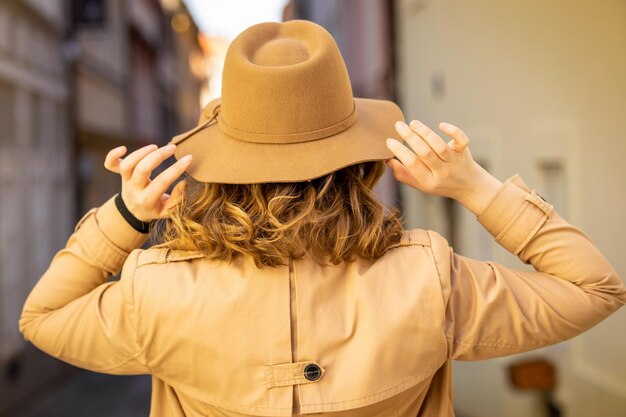 写真 帽子をかぶった女性の後ろの景色