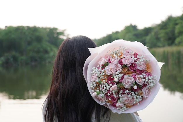 사진 꽃줄 을 들고 있는 여자 의 뒷면