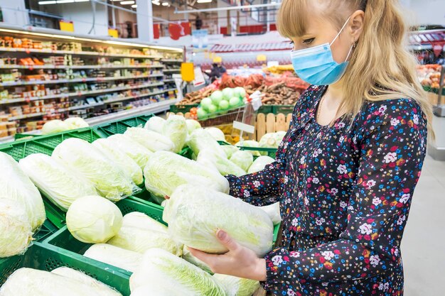 Фото Задний вид женщины с овощами на продажу на рынке