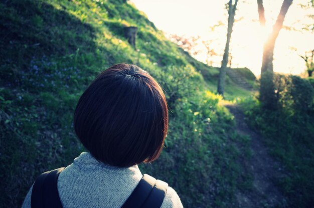 写真 女性の後ろの景色