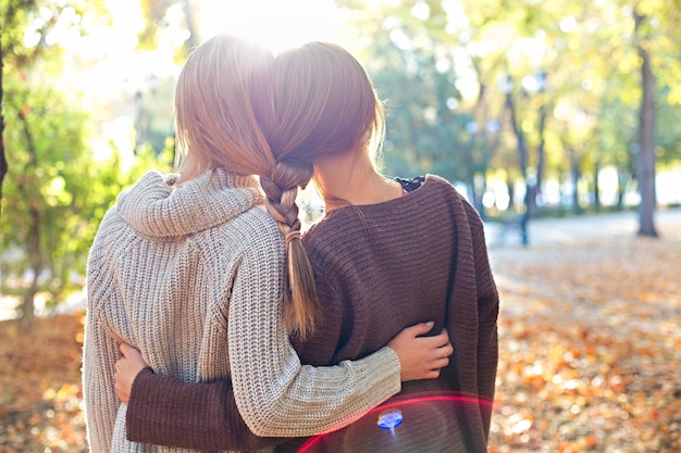 写真 森の木の向こうの女性の後ろの景色