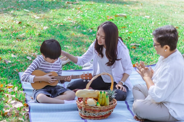 写真 草の上に座っている女性の後ろの景色