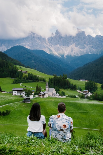 写真 山の背後にある風景に座っている女性の後ろの景色