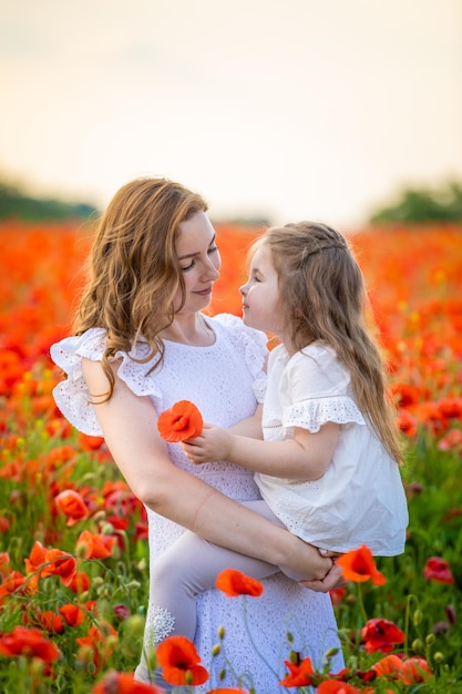 写真 花がく植物のそばに立っている女性の後ろの景色