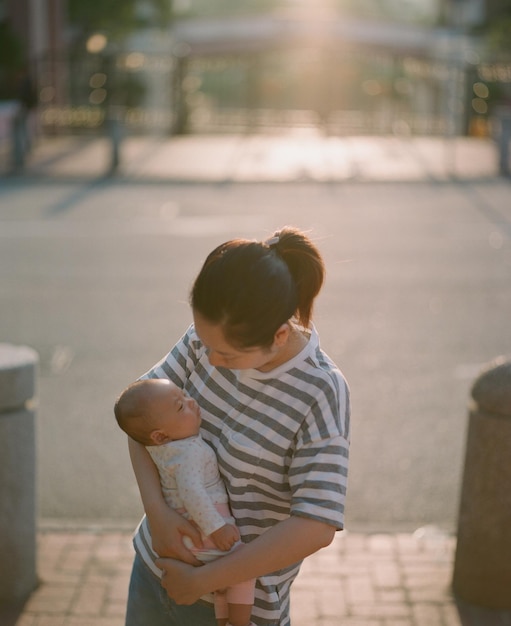 写真 都市に立っている女性の後ろの景色