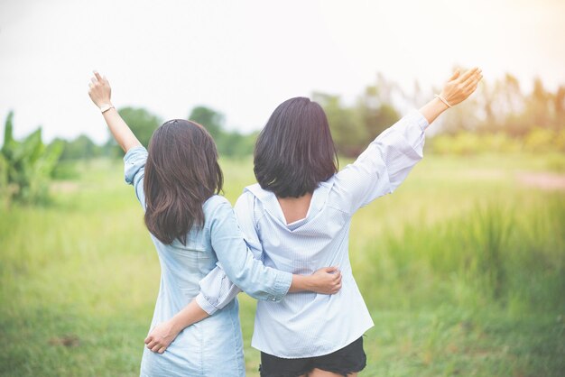 사진 하늘 을 배경 으로 들판 에 서 있는 여자 들 의 뒷면